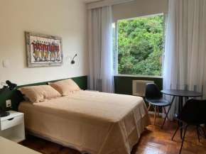 Ap Copa, qto e sala c vista indevassável p/ verde